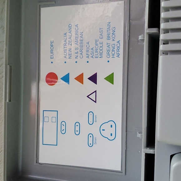 RCA Dual Wattage Foreign Voltage Adapter 50Watts/1600Watts B$ - Picture 3 of 4